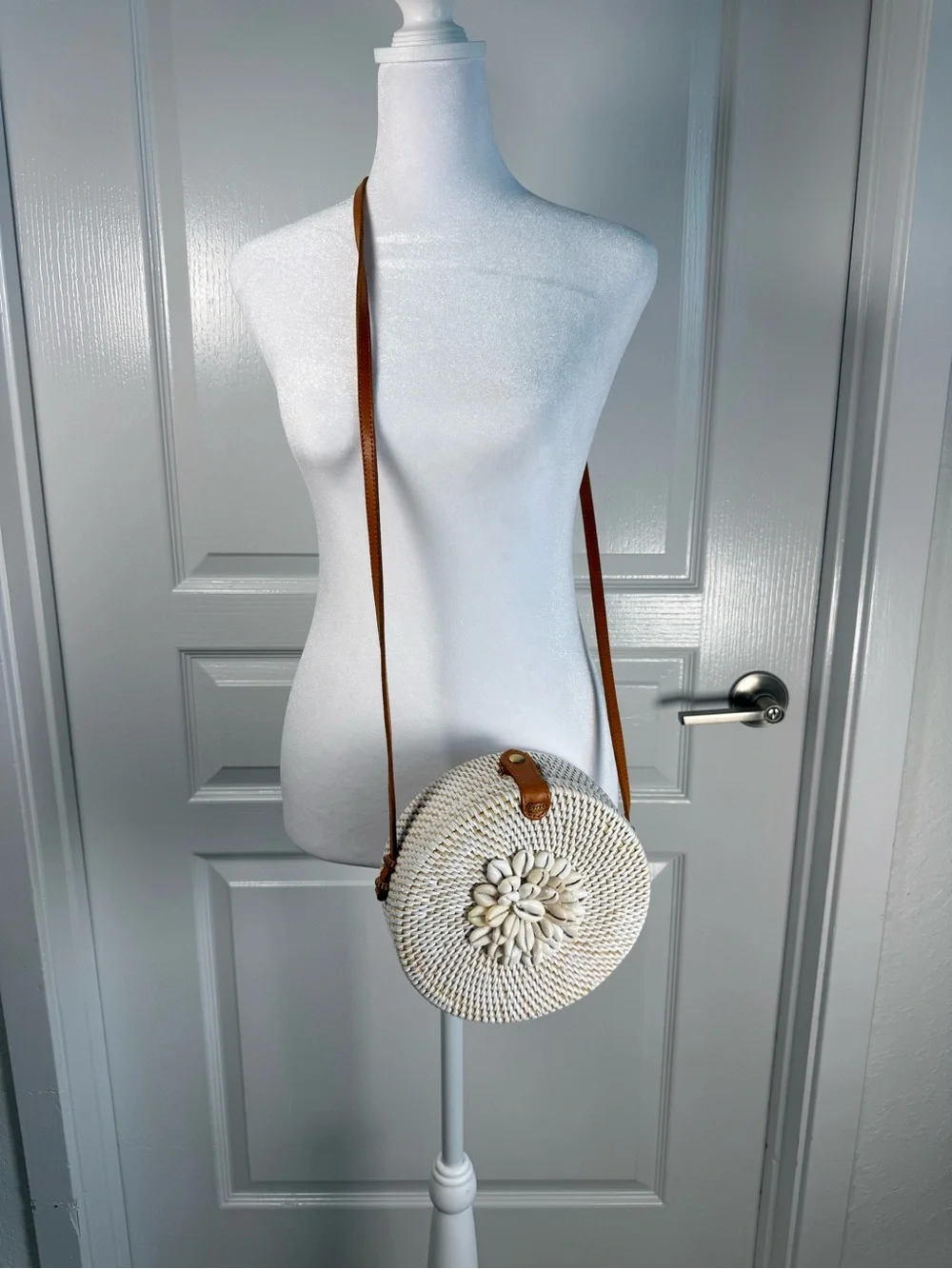 Round Woven Shell Accent Straw Crossbody Bag - White & Tan